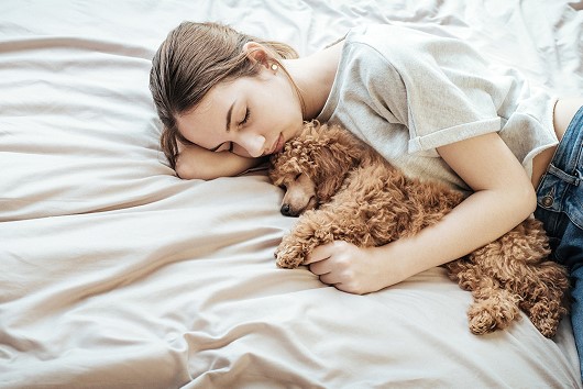 Sfaturile expertului: 6 motive să dormi pe spate - Om Activ